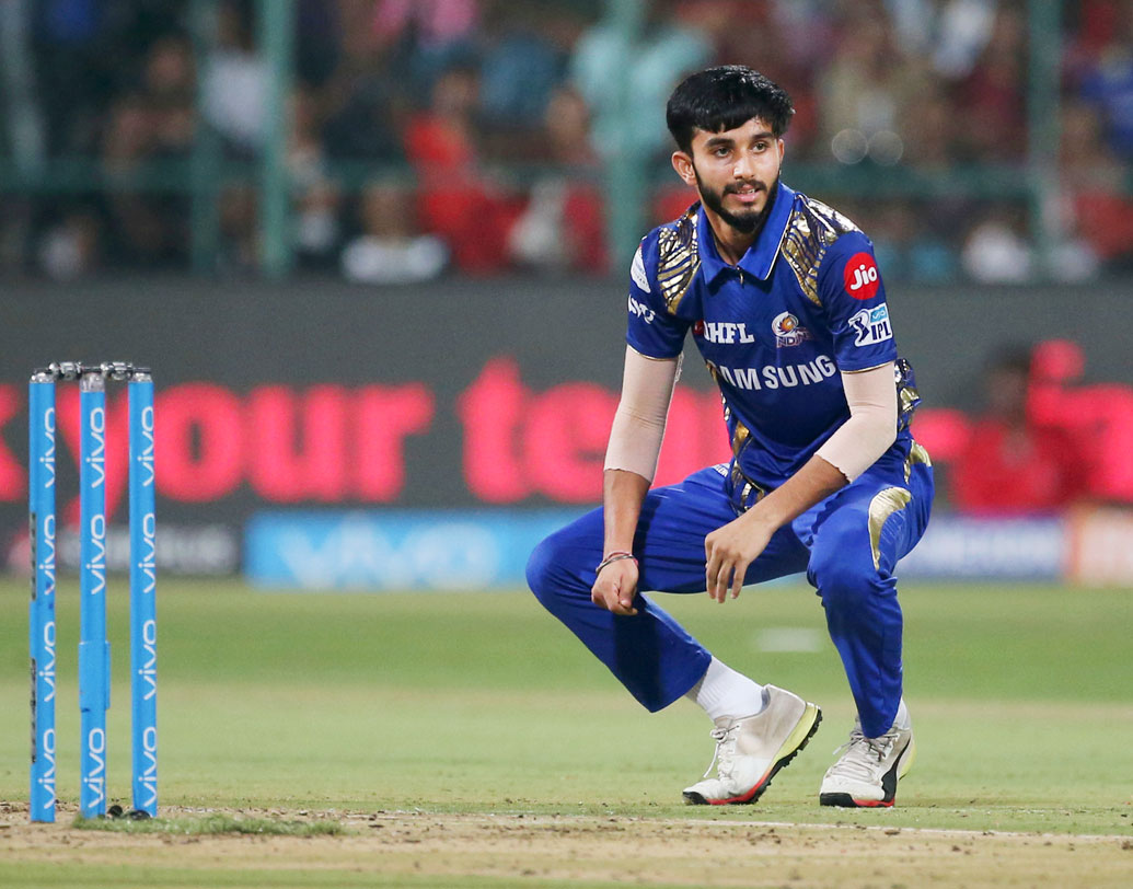 ময়াঙ্ক মার্কণ্ডে: টুর্নামেন্টে অন্যতম সেরা আবিষ্কার। তাঁর স্পিনে পরাস্ত হয়েছেন একাধিক নামকরা ব্যাটসম্যান। মার্কণ্ডের স্পিন আজ ম্যাচের ভাগ্য গড়ে দিতে পারে। ছবি: এপি।