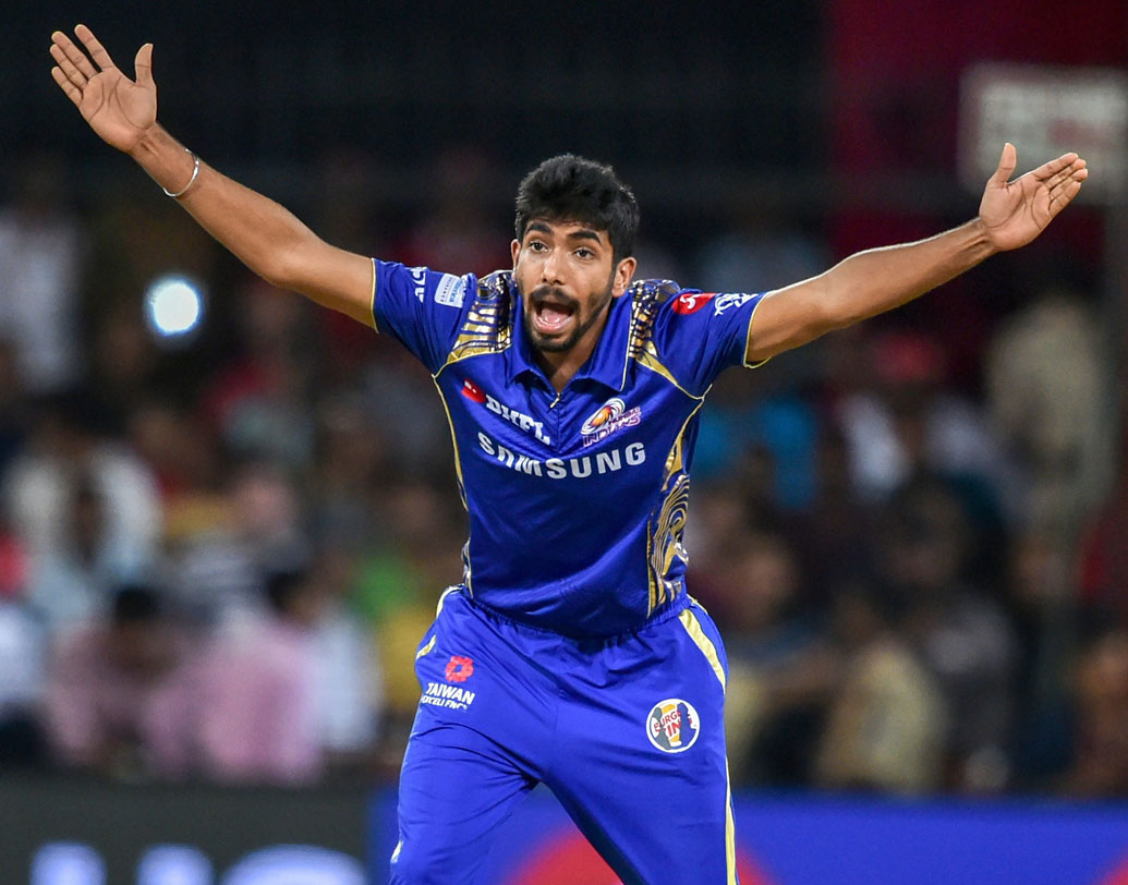 জসপ্রতি বুমরা: মরসুমে মুম্বইয়ের সেরা বোলার। তাঁর ডেথ ওভার বোলিং নজর কেড়েছে সবার। ছবি: পিটিআই।