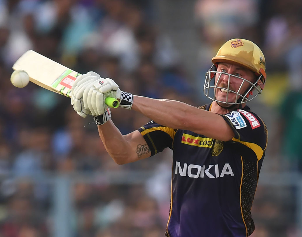 ক্রিস লিন: গত ম্যাচে রান পাননি। তবে টুর্নামেন্টে দু’টি হাফ সেঞ্চুরি এবং একটি ৪৯ করা লিন ফর্মেই রয়েছেন। আজও একটা ভাল শুরুর জন্য তাঁর দিকে তাকিয়ে থাকবে দল। ছবি: এএফপি।