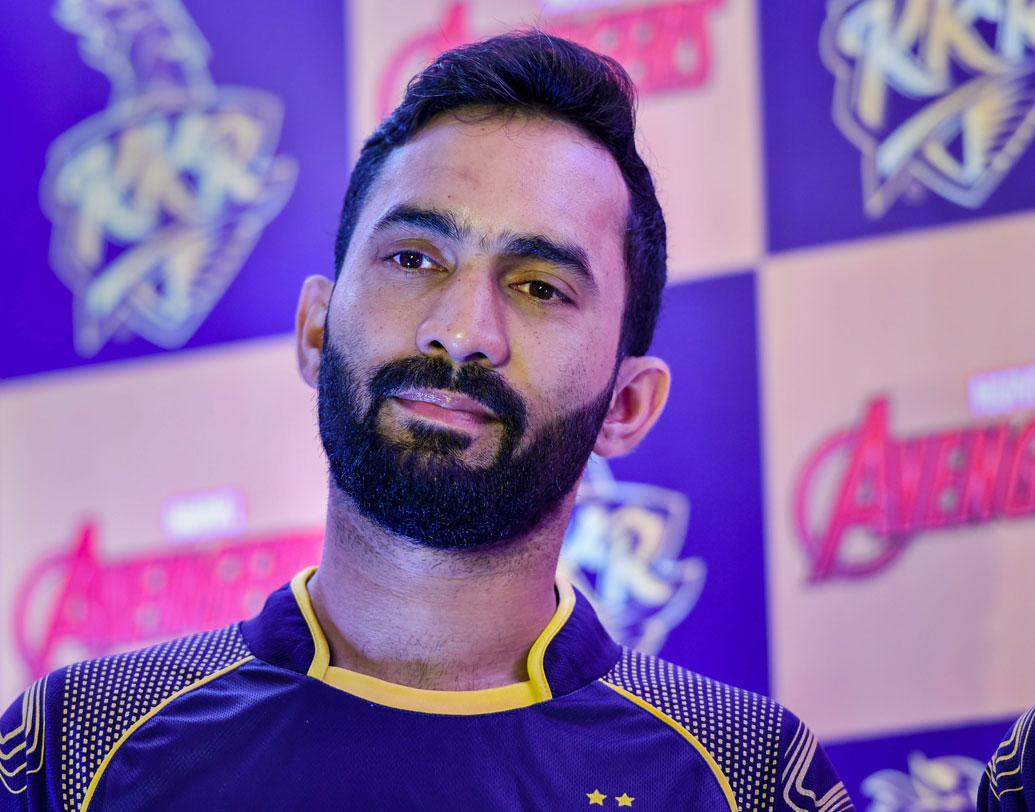 দীনেশ কার্তিক: দলের সেরা ফিনিশার। গত ম্যাচে দুরন্ত ইনিংসে ম্যাচ জিতিয়েছেন। এ দিন নজরে থাকবে তাঁর অধিনায়কত্বও। ছবি: পিটিআই।