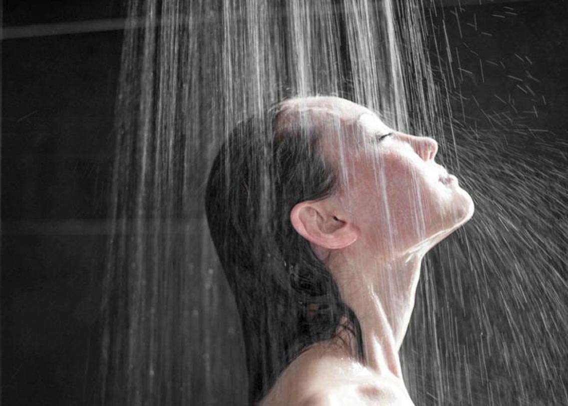 সুইমিং পুলে নামার আগেই শাওয়ারের নীচে চুলকে ভাল ভাবে ভিজিয়ে নিন। চুল পুরোপুরি ভিজে গেলে সুইমিং পুলের ক্লোরিন যুক্ত জল খুব বেশি চুলে ঢুকতে পারবে না। ক্ষতি কম হবে।