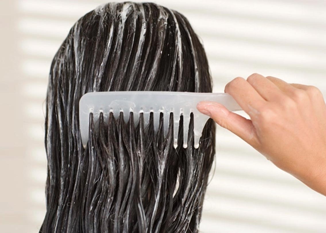 চুলে ঠিকঠাক কন্ডিশনার ব্যবহার করা খুবই জরুরি। শাওয়ারের নীচে চুল ভিজিয়ে নেওয়ার পর একটা ভাল কন্ডিশনার লাগিয়ে নিন। এতে চুলের উপর একটা আস্তরণ তৈরি হবে। ক্লোরিন চুলে ঢুকতে বাধা পাবে। কন্ডিশনার না থাকলে নারকেল তেলও লাগাতে পারেন।