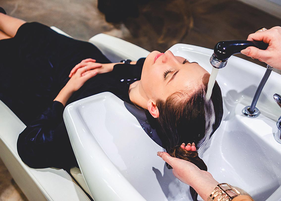 সুইমিং পুল থেকে বেরিয়েই চুল ধুয়ে ফেলুন। ব্যবহার করুন সালফেট যুক্ত শ্যাম্পু। আর তার পর চুলে আর্দ্রতা ফেরাতে কন্ডিশনার লাগিয়ে নিন।