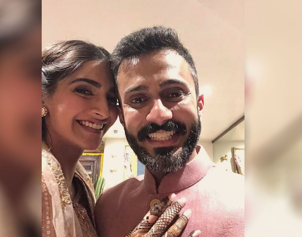 অনুরাধা ভাকিলের ডিজাইন করা লেহেঙ্গায় সেজেছিলেন সোনম। আর হবু বর আনন্দ আহুজা পরেছিলেন গোলাপি আচকান।