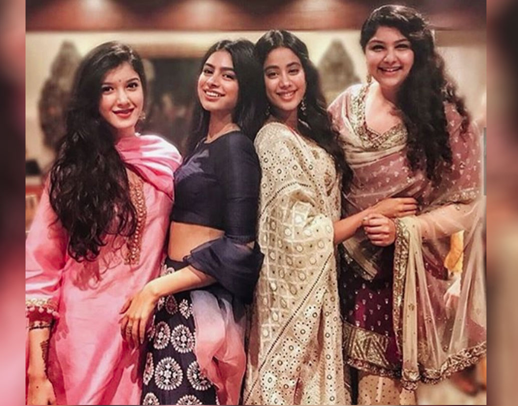 সোনম তো বটেই, শ্রীদেবীর দুই মেয়ে জাহ্নবী এবং খুশিও এ দিন সকলের দৃষ্টি কেড়ে নিচ্ছিলেন। এই দিনটির জন্য দু’জনেই বেছে নিয়েছেন মণীশ মলহোত্রর ডিজাইন করা লেহেঙ্গা।