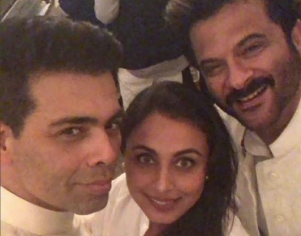 এ দিন সন্ধ্যা হতেই একে একে কপূর ম্যানসনে হাজির হন তারকারা। এসে পৌঁছন রানি মুখোপাধ্যায়, কর্ণ জোহর, কিরণ খের।