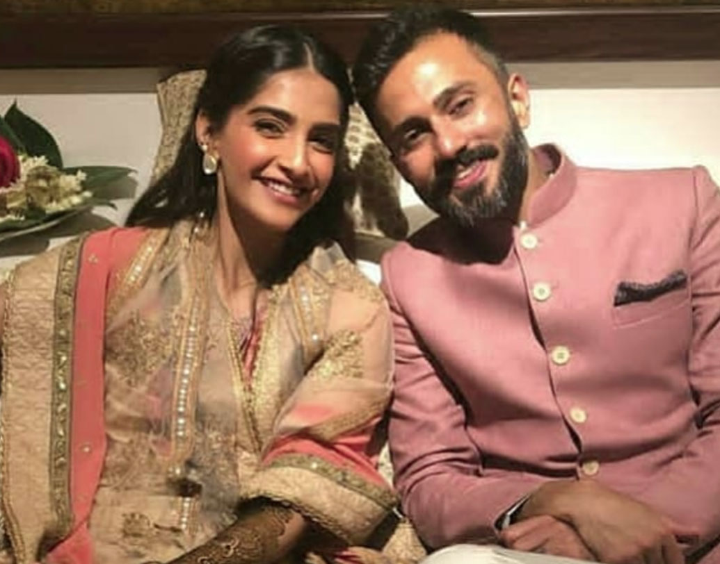 আনন্দ আহুজা পৌঁছনোর পর বাড়ির বাইরে দু’জনে বেশ কিছু ক্ষণ গানের তালে পা মেলান।