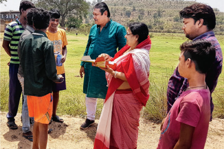 Bengal Panchayat Elections 2018: Candidate started campaigning with husband