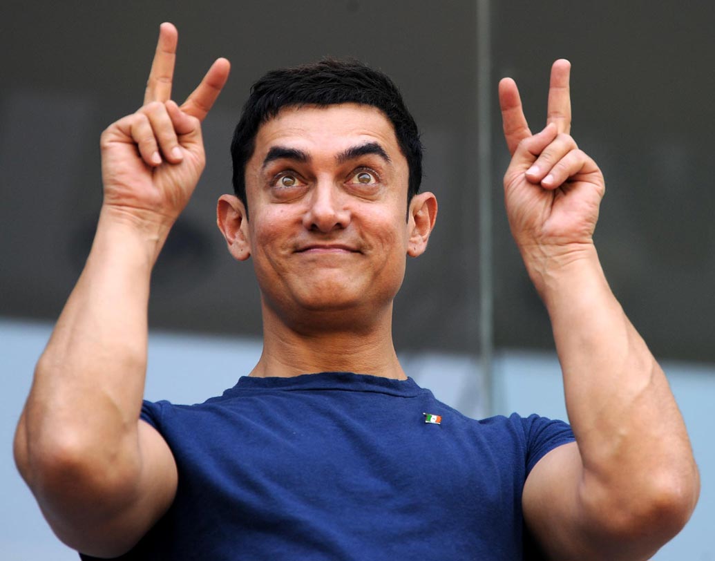 আমির খান: বলিউডের ‘মিস্টার পারফেকশনিস্ট’-এর একটি মন্তব্য নিয়ে এক সময় সোশ্যাল মিডিয়ায় সমালোচনার ঝড় উঠেছিল। একটি সাক্ষাৎকার চলার সময় আমির বলেছিলেন, ‘‘শাহরুখ মাঝে মাঝেই আমার পা চাটে, তখন আমি তাকে বিস্কুট খাওয়াই। পরবর্তী প্রশ্নের আগে বলতে চাই যে শাহরুখ হল আমার পোষা কুকুরের নাম।’’