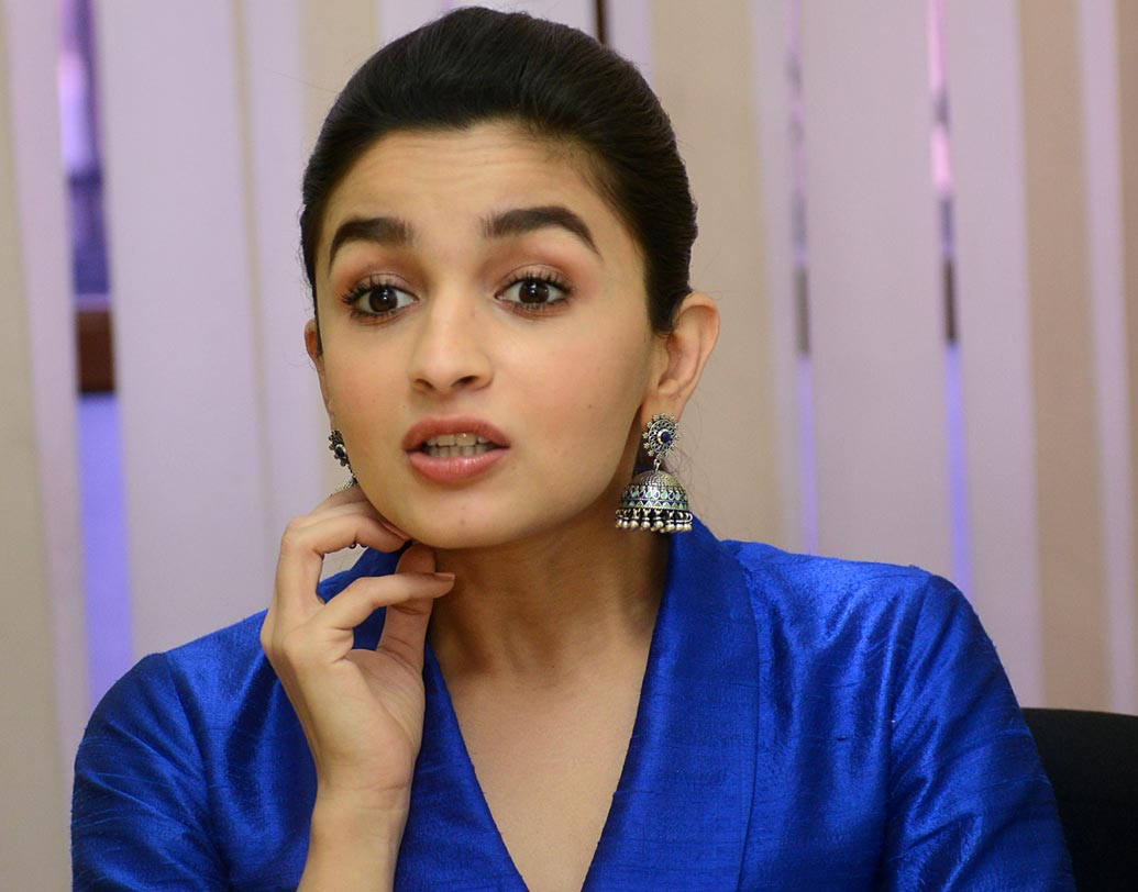 আলিয়া ভট্ট: আলিয়ার নানা বিচিত্র মন্তব্য নিয়ে সোশ্যাল মিডিয়ায় টিপ্পনী চলতেই থাকে। আলিয়াও নাকি বিষয়টাকে বেশ উপভোগ করেন। একবার তিনি বলেছিলেন, ‘‘আমি অন্ধকারকে ভয় পাই, তাই সবসময় আলো জ্বালিয়ে ঘুমোই। বাইরে ঘুরতে গেলেও নার্ভাস হয়ে পড়ি আর বিমানে চড়া তো পছন্দই করি না।’’