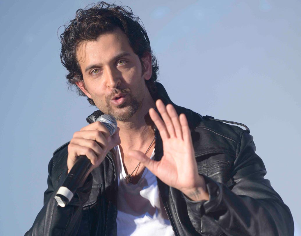 হৃতিক রোশন: বি-টাউনের গ্রিক গড কি বলেছিলেন জানেন? হৃতিকের কথায়, ‘‘আমি ছোটোবেলায় তোতলা ছিলাম। তোতলামি করেই আমার ছেলেবেলাটা পুরো নষ্ট হয়ে গিয়েছে।’’