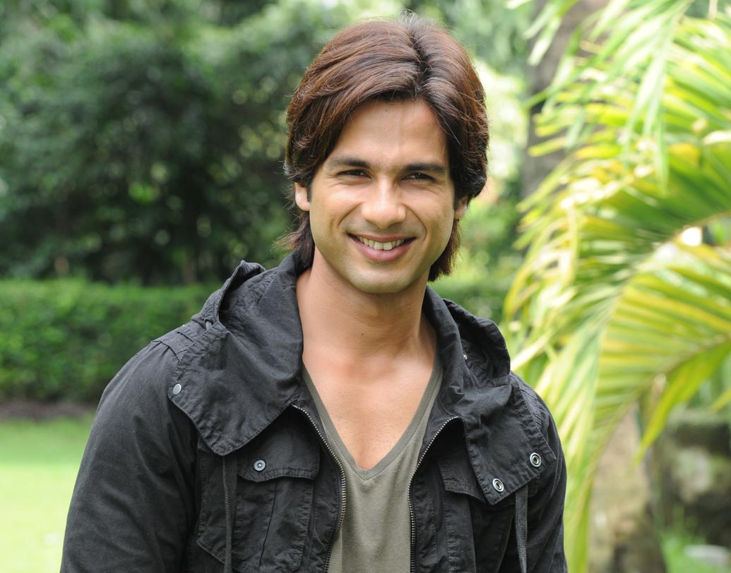 শাহিদ কপূর: কাজ নিয়ে নাকি খুবই প্রফেশনাল শাহিদ। সবরকম চরিত্রেই সমান সাবলীল তিনি। শাহিদের কথায়, ‘‘যদি ডিরেক্টর চান আমি গরু বা মোষের সঙ্গে কাজ করি, তা হলে চরিত্রের প্রয়োজনে সেটা করতেও রাজি আছি।’’