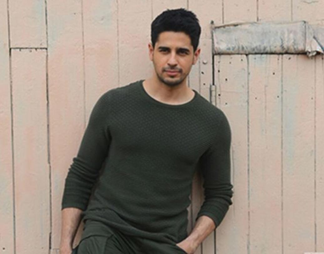 সিদ্ধার্থ মলহোত্র: বলিউডে পা দিয়েই নিজের আসন এক রকম পাকা করে নিয়েছেন সিদ্ধার্থ। তিনি কি বলেছিলেন জানেন? ‘‘আলিয়াকে চুমু খাওয়াটা খুবই বোরিং কাজ, বরং দীপিকাকে চুমু খেতে বেশি পছন্দ করব!’’