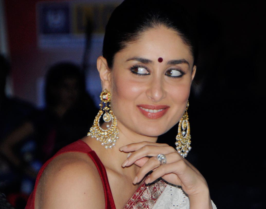 করিনা কপূর: সইফ ঘরণী বরাবরই ঠোঁটকাটা। ক্যামেরার সামনে মাঝে মাঝেই নানা বিস্ফোরক মন্তব্য করে ফেলেন তিনি। একবার সলমন খানকে নিয়ে নায়িকা বলেছিলেন, ‘‘আমি একেবারেই সলমনের ভক্ত নই। তাঁকে পছন্দও করি না। সলমন খুবই বাজে ধরনের অভিনেতা।’’