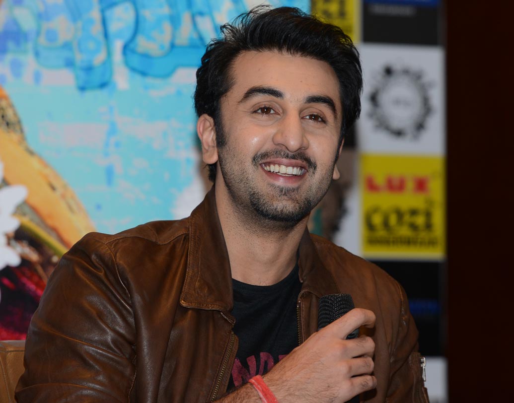 রণবীর কপূর: চকোলেট বয় রণবীরের মহিলা ভক্তের সংখ্যা নেহাত কম নয়। তাঁর নানা অ্যাফেয়ারের কথাও শোনা গিয়েছে। রণবীর বলেছেন, ‘‘হ্যাঁ, আমি এক জনকে ঠকিয়েছি।’’ তবে কাকে, কখন ঠকিয়েছেন, সে বিষয়ে অবশ্য মুখ খোলেননি তিনি।