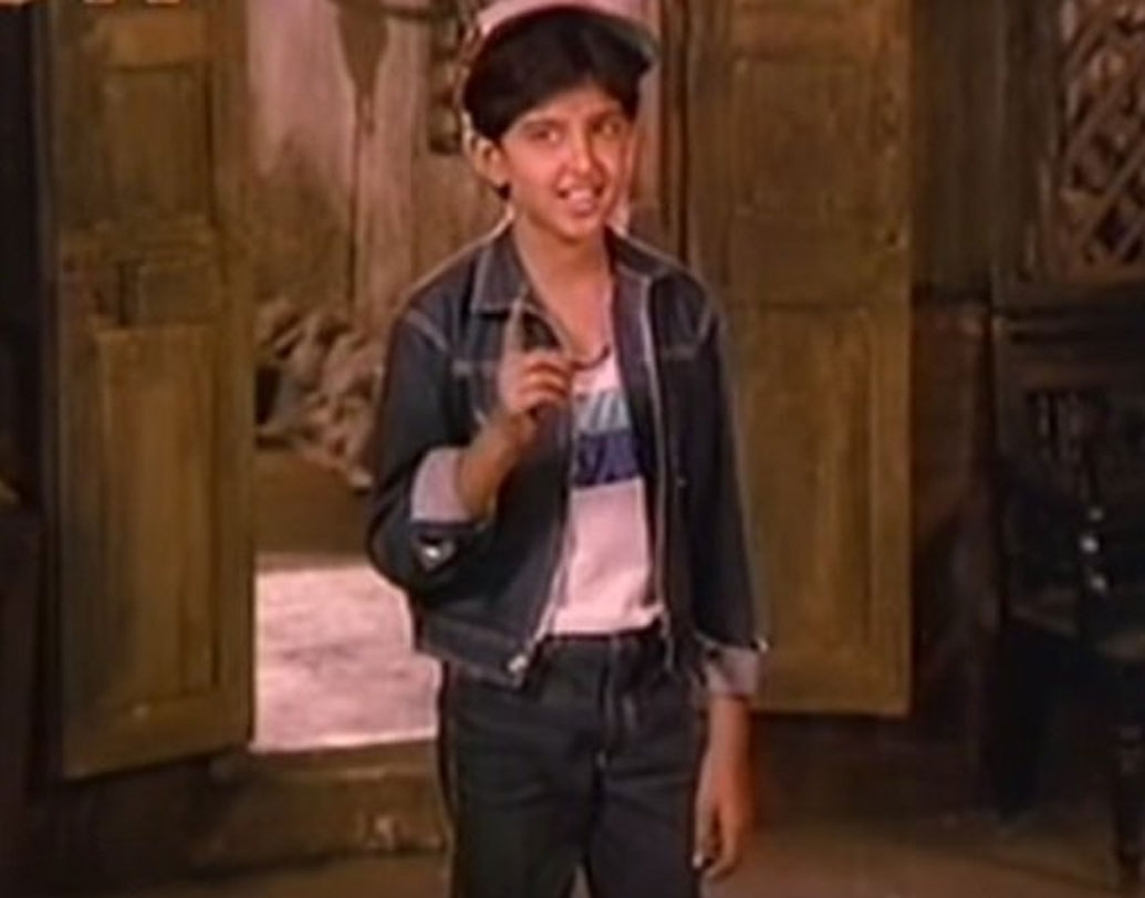 হৃত্বিক রোশন: ‘ভগবান দাদা’ ছবিটি দিয়েই হৃত্বিক রোশনের অভিনয় জীবনের শুরু। ছবিটি হয়তো দেখেছেন অনেকেই। তবে খেয়াল করতে ভুলে গিয়েছিলেন হৃত্বিককে। ছবিতে হৃত্বিকের বাবা রাকেশ রোশন তো ছিলেনই, সঙ্গে ছিলেন তামিল সুপারস্টার রজনীকান্ত। আর ছিলেন টিনা মুনিম, পরেশ রাওয়াল এবং ড্যানি।