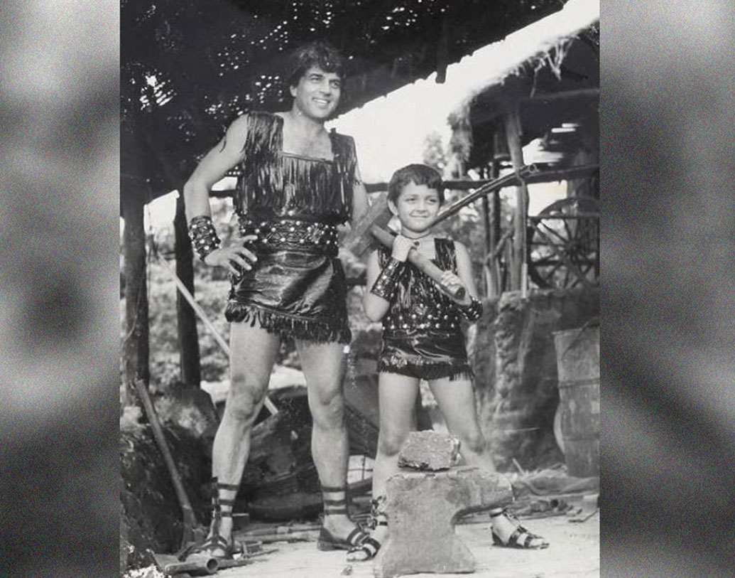 ববি দেওল: ‘ধরমবীর’ ছবিতে ধর্মেন্দ্রর ছোটবেলার চরিত্রে অভিনয় করেছিলেন তাঁরই ছোট ছেলে ববি দেওল। মনমোহন দেশাইয়ের এই ছবিতে শিশু চরিত্রে অভিনয় করে অনেকের মনেই দাগ কেটেছিলেন ববি।