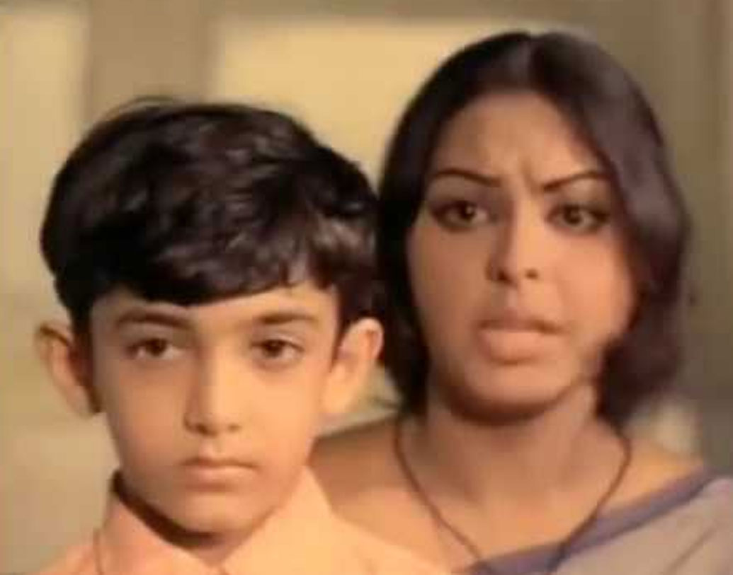 আমির খান: ছোট্ট তারিক খানের চরিত্রে ১৯৭৩ সালে অভিনয়ে হাতেখড়ি হয় আমির খানের। ছবির নাম ‘ইয়াদো কি বরাত’। আমিরের কাকা নাসের হুসেন ছবিটির পরিচালনা এবং প্রযোজনা দুই-ই করেছিলেন।