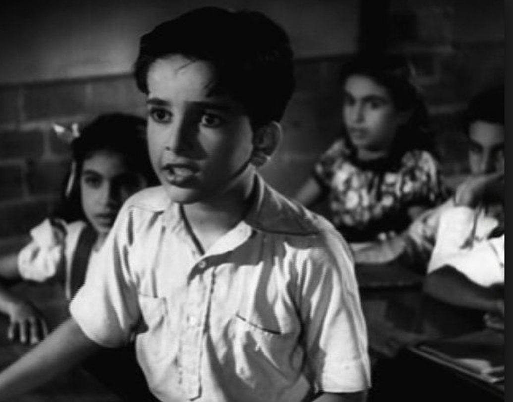 শশী কপূর: ছোটবেলা থেকেই ফিল্ম আর থিয়েটারের সঙ্গে যোগাযোগ শশী কপূরের। আর হবে নাই বা কেন, জন্ম যে তাঁর একটা ফিল্মি পরিবারেই। ‘তবীর’, ‘আগ’, ‘সঙ্গম’ এই সব ছবিতে শিশু চরিত্রে অভিনয় করে তাক লাগিয়ে দিয়েছিলেন শশী কপূর।