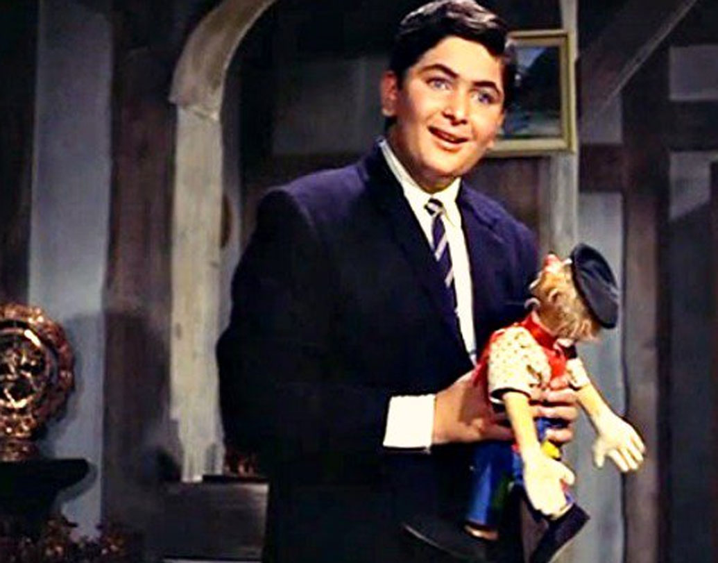 ঋষি কপূর: ‘মেরা নাম জোকার’ ছবিটি দিয়ে সিনেমা জগতে নাম লেখান ঋষি কপূর। একে তো কপূর পরিবারে জন্ম, তারপরে পরিবারের সকলেই ছিলেন জাঁদরেল অভিনেতা। কিন্তু এই শিশু চরিত্রেই অভিনয় করে পরিবারের সকলকে চমকে দিয়েছিলেন তাঁদের আদরের চিন্টু অর্থাৎ ঋষি কপূর।