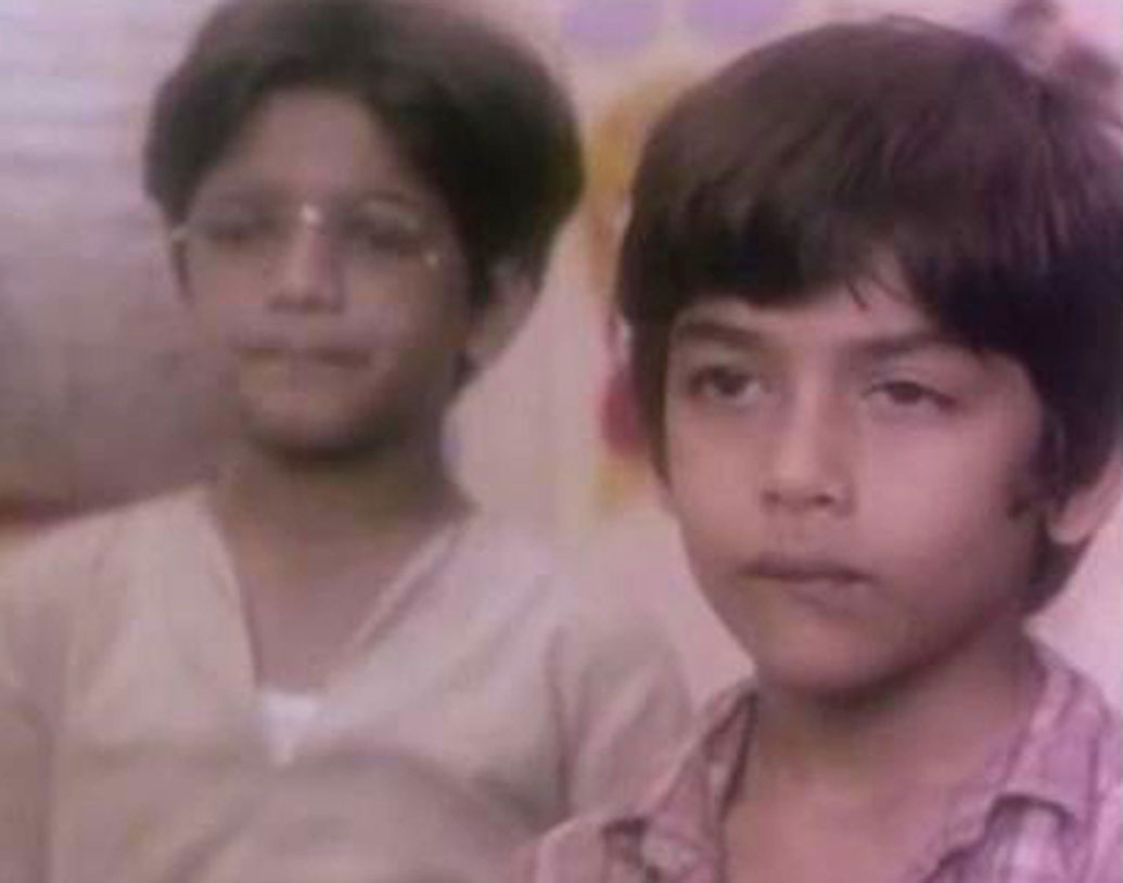 অজয় দেবগণ: ১৯৮৫ সালের ছবি ‘পেয়ারি বহেনা’তে অভিনয় করেছিলেন অজয় দেবগণ। ছবিটিতে মিঠুন চক্রবর্তীর ছোটবেলার চরিত্রে দেখা গিয়েছিল অজয়কে।