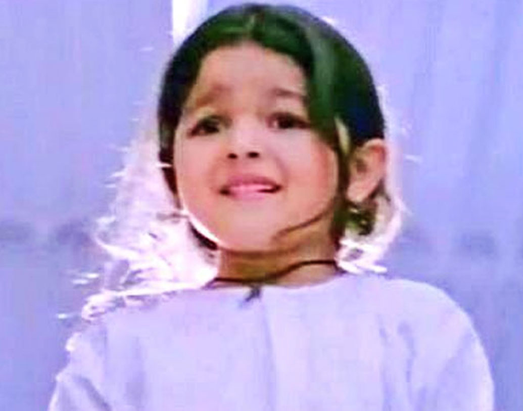 আলিয়া ভট্ট: ‘স্টুডেন্ট অব দ্য ইয়ার’ নয়, শিশু চরিত্রেই বলিউড অভিষেক হয়েছিল আলিয়া ভট্টের। ১৯৯৯ এর ছবি ‘সংঘর্ষ’ তে প্রীতি জিন্টার ছোট বেলার চরিত্রটিতে দেখা গিয়েছিল আলিয়াকে।