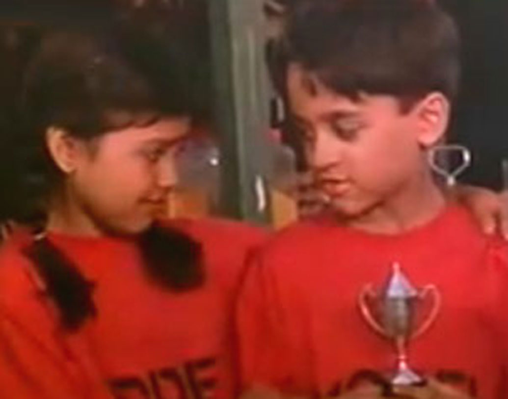 ইমরান খান: মামার মতোই ভাগ্নেও বলিউডে পা রাখেন শিশু অভিনেতা হিসেবে। আমিরের ‘জো জিতা ওহি সিকন্দর’ ছবিতে একটি শিশু চরিত্রে দেখা গিয়েছিল ইমরান খানকে।