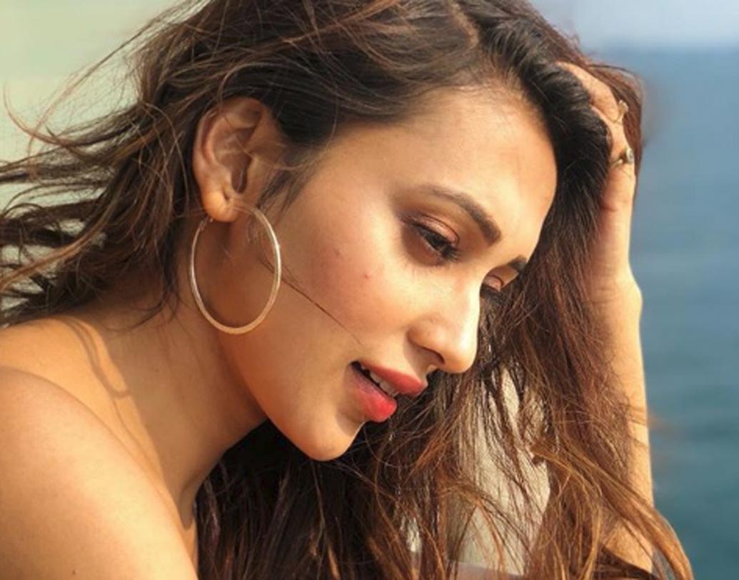 সে উত্তর জানা যাবে আর কয়েকদিন পরেই। কিন্তু এই মুহূর্তে মিমি কোথায়? তিনি কি কলকাতায় আছেন?