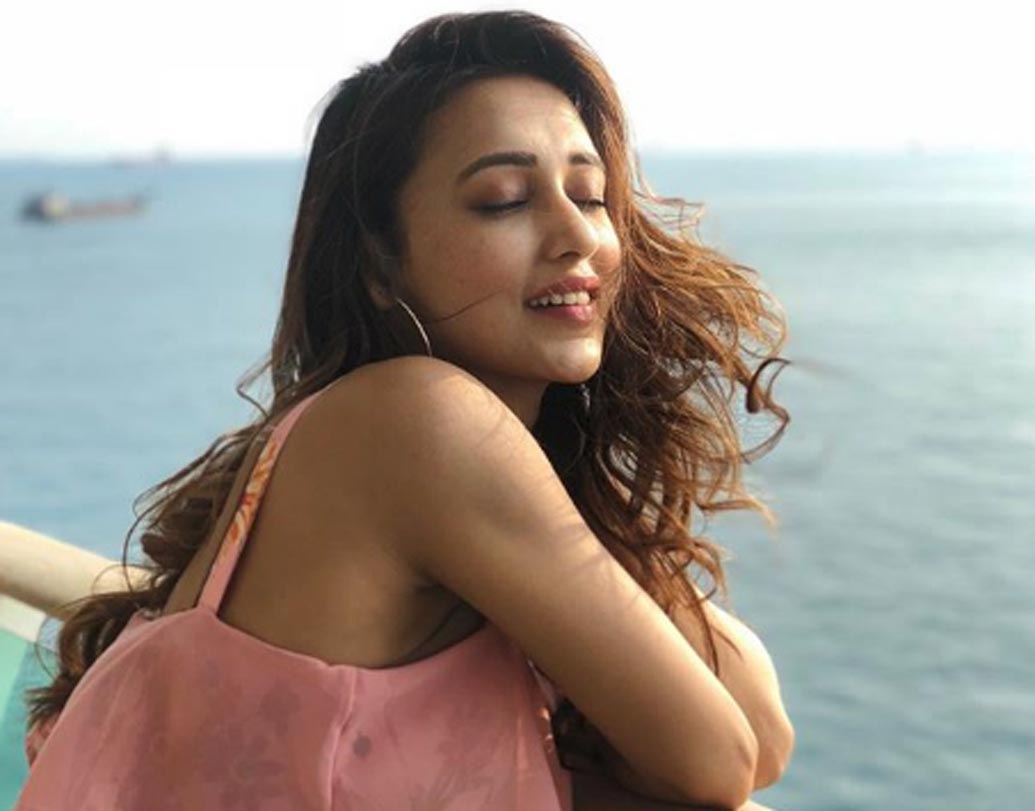 এই মুহূর্তে মিমি সিঙ্গাপুরে। সোশ্যাল মিডিয়ায় সে কথা নিজেই জানিয়েছেন নায়িকা।