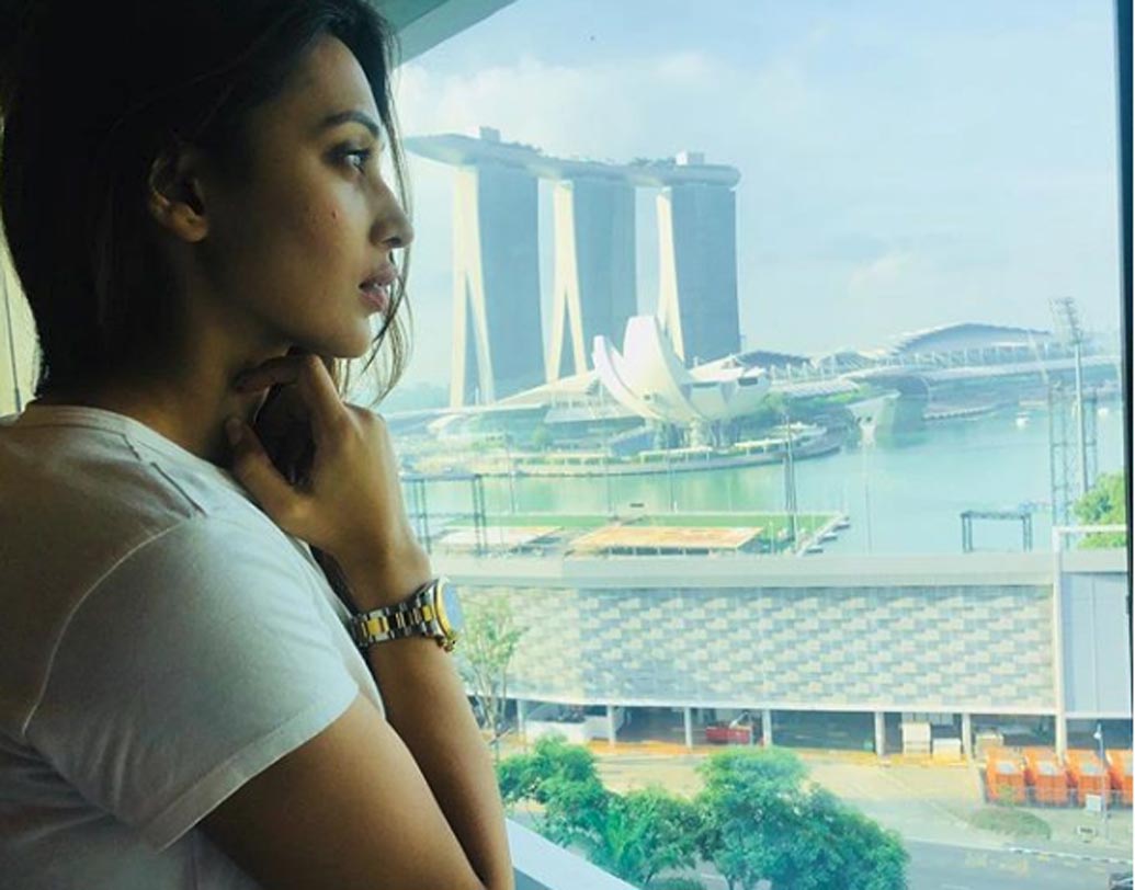 একটি শো-এর জন্য সিঙ্গাপুরে মিমি। জলের ওপর ভেসে বেড়াতে বেড়াতেই নস্ট্যালজিক হয়ে পড়েছেন নায়িকা। কারণ একটি বাংলা ছবির শুটিংয়ে প্রায় এক মাস সিঙ্গাপুরে থাকতে হয়েছিল তাঁকে।