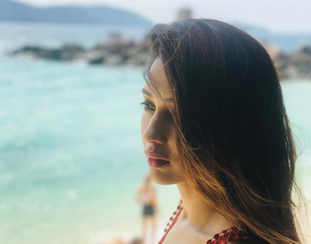 সিঙ্গাপুর গিয়েছেন, আর শপিং করবেন না, তা আবার হয় নাকি? চুটিয়ে শপিংয়ের ইঙ্গিতও দিয়েছেন নায়িকা। তবে আগামী ১১মে রাজ-শুভশ্রীর বিয়েতে যাবেন কিনা সে ব্যাপারে মুখ খোলেননি তিনি।