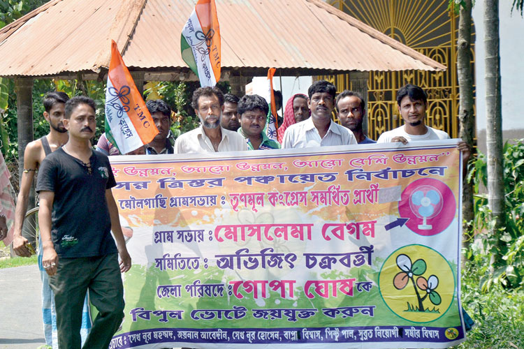 প্রচার: একই ফ্লেক্সে দুই প্রতীক। বেরিয়েছে প্রচার মিছিল। ছবি: সুব্রত জানা