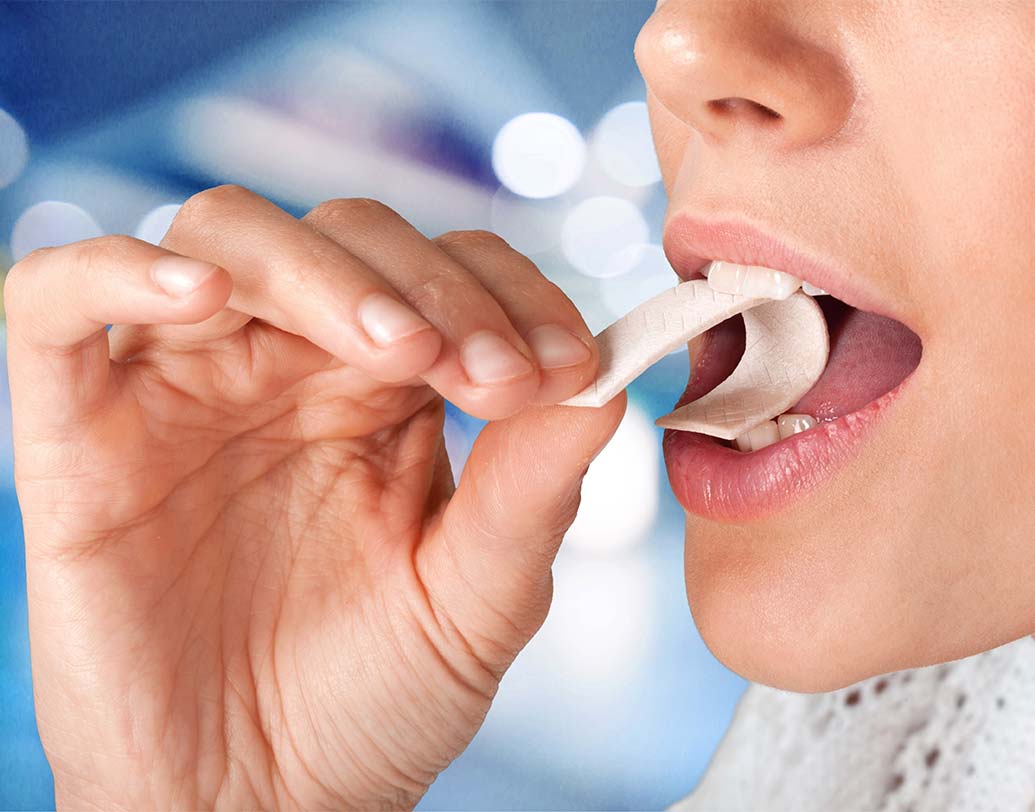 ডিনারের পর মুখে দুর্গন্ধ? ভাবছেন, একটা চিউয়িং গাম চিবিয়ে ব্যাপারটা সামলে নেবেন? নিতেই পারেন, তবে আপনি যদি তুরস্ক বা হাঙ্গেরিতে থাকেন, তবে এমনটা করা বোধহয় সহজ হবে না। বিশ্বাস করুন আর না-ই করুন, ওই দেশের অনেকে মনে করেন, রাতের বেলা চিউয়িং গাম চিবোনো অশুভ। এটা যেন মৃতদেহের থেকে মাংস চিবিয়ে খাওয়া, এমনটাই বিশ্বাস তাঁদের।