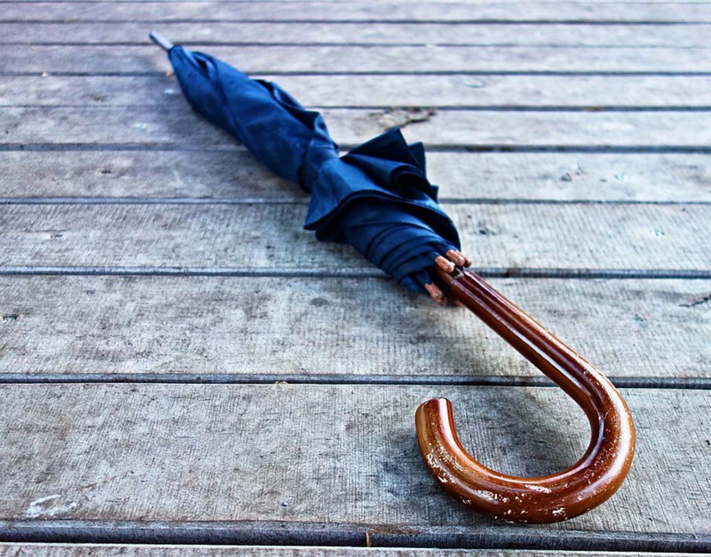 দুনিয়ার বহু দেশেই বাড়ির ভিতরে ছাতা খোলাকে অশুভ বলে মনে করা হয়। এমনটা করলে নাকি তা দুর্ভাগ্য বয়ে আনবে। এই কুসংস্কারের উৎস রয়েছে মিশরে। আসলে, প্রাচীন মিশরে রোদ থেকে বাঁচতে অভিজাতদের মাথায় ছাতা ধরা হত। কিন্তু সেই ছাতাই যদি বাড়ির ভিতরে খোলা হয়, তাতে যেন সূর্যদেবতা অসন্তুষ্ট হবেন— এমনটাই মনে করতেন অনেকে।