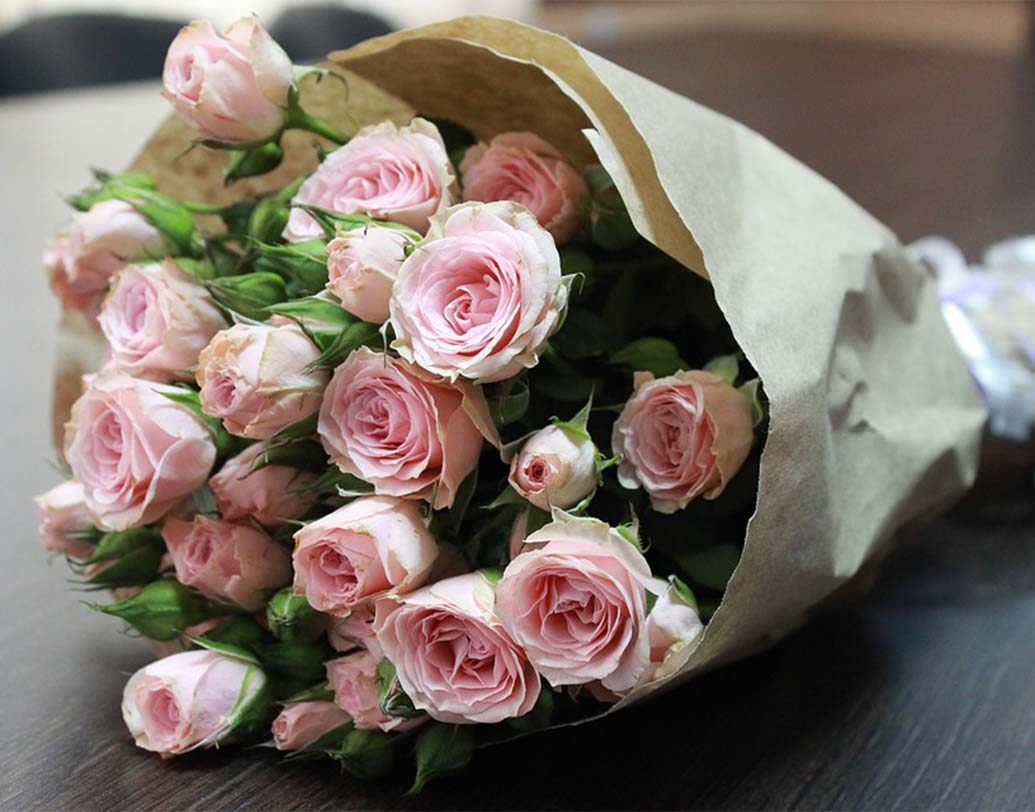 ফুল দিয়ে স্বাগত জানানোর প্রথা দুনিয়ার আর সব দেশের মতো রাশিয়াতেও রয়েছে। তবে কোনও রাশিয়ান মহিলাকে আবার ১২টা গোলাপ রয়েছে এমন ফুলের তোড়া দিয়ে বসবেন না যেন! বরং ১৩টা গোলাপ রয়েছে এমন ফুলের তোড়া উপহার দিন। কারণ, ফুলের তোড়ায় বিজোড় সংখ্যা রাখাটাই সে দেশে শুভ বলে মনে করা হয়। জোড় সংখ্যার ফুল রাখাটা মৃত্যুর প্রতীক বলে মনে করা হয়। আসলে, সে দেশে শবদেহে দেওয়া ফুলের তোড়াতেই জোড় সংখ্যার ফুল থাকে।