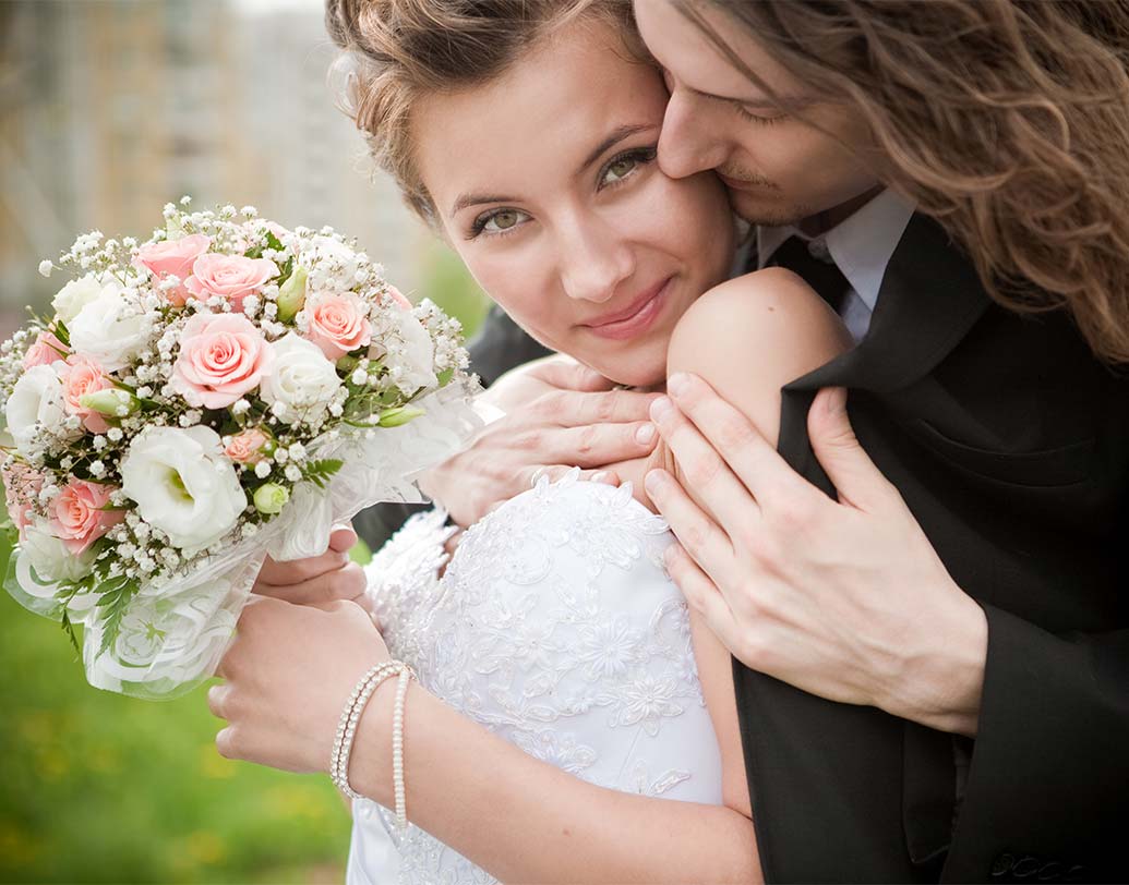 রাশিয়ার মতো বহু দেশেই বিয়ের দিনে বৃষ্টি হওয়াকে শুভ বলে মনে করা হয়। তা নাকি নবদম্পতির জীবনে সৌভাগ্য নিয়ে আসে। এমনকী, বিয়ের দিনে বৃষ্টি হওয়াটাকে সুখ-শান্তি ও ধনসম্পত্তির প্রতীক বলেই মনে করা হয়। এ ছাড়া, অতীতের দুঃখের স্মৃতি ধুয়েমুছে তা যে নতুন জীবন শুরু করতেও সাহায্য করে।