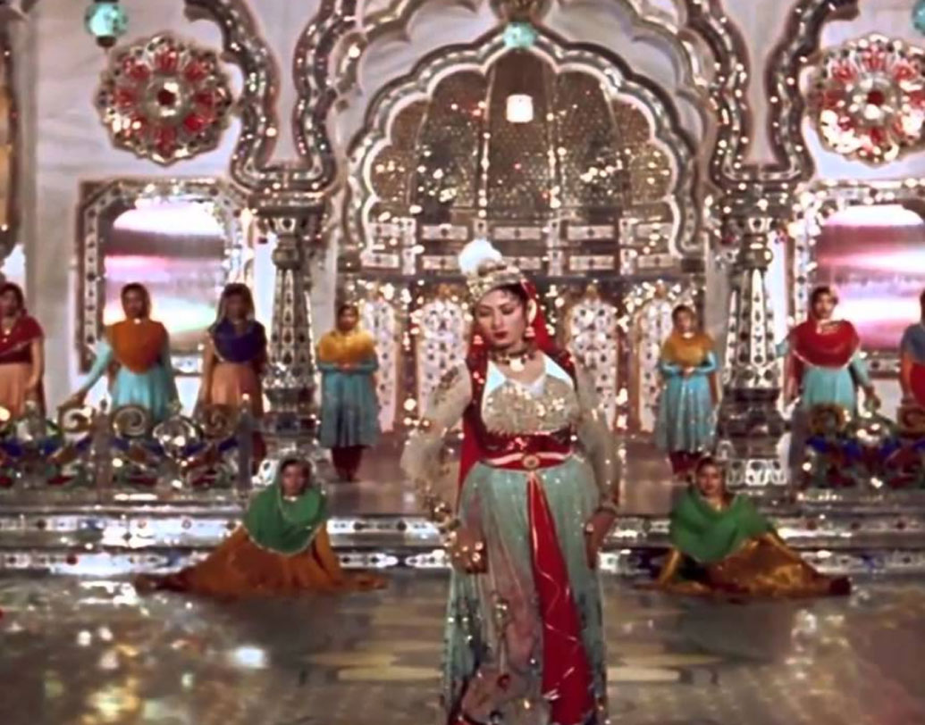 মুঘল-এ-আজম: ‘প্যায়ার কিয়া তো ডরনা কিয়া গানে’ যে সেটটি দেখানো হয়েছে তা তৈরি করতে খরচা হয়েছিল প্রায় ১৫ লক্ষ টাকা। দু’বছর লেগে গিয়েছিল সেই শিসমহল তৈরি করতে। গানে দেখানো নানান রঙের কাচগুলি এসেছিল বেলজিয়াম থেকে। ৬ মাসেরও বেশি সময় ধরে মোহন স্টুডিও তে তৈরি হয়েছিল সেই সেট। তবে শুটিং শেষ হয়ে যাওয়ার পরেও সরানো হয়নি এই সেট। ৬ সপ্তাহ ধরে সেটটি ওই জায়গাতেই রাখা হয়েছিল। বহু মানুষ কেবল এই সেটটিকে দেখতেই মোহন স্টুডিওতে ভিড় জমাতেন।