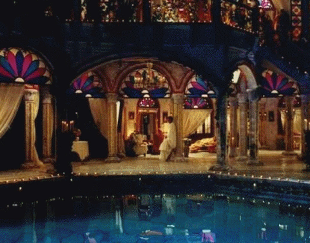 দেবদাস: সঞ্জয় লীলা ভন্সালীর ছবিতে বরাবরই সেট আলাদা প্রাধান্য পায়। ‘দেবদাস’ ছবিটিও এর ব্যতিক্রম নয়। পারোর ঘরটি সাজানো হয়েছিল প্রায় ১২ কোটি ২০ লক্ষেরও বেশি কাচ দিয়ে। আর চন্দ্রমুখীর কোঠায় তো আবার আস্ত একটা দিঘিই তৈরি করা হয়েছিল।