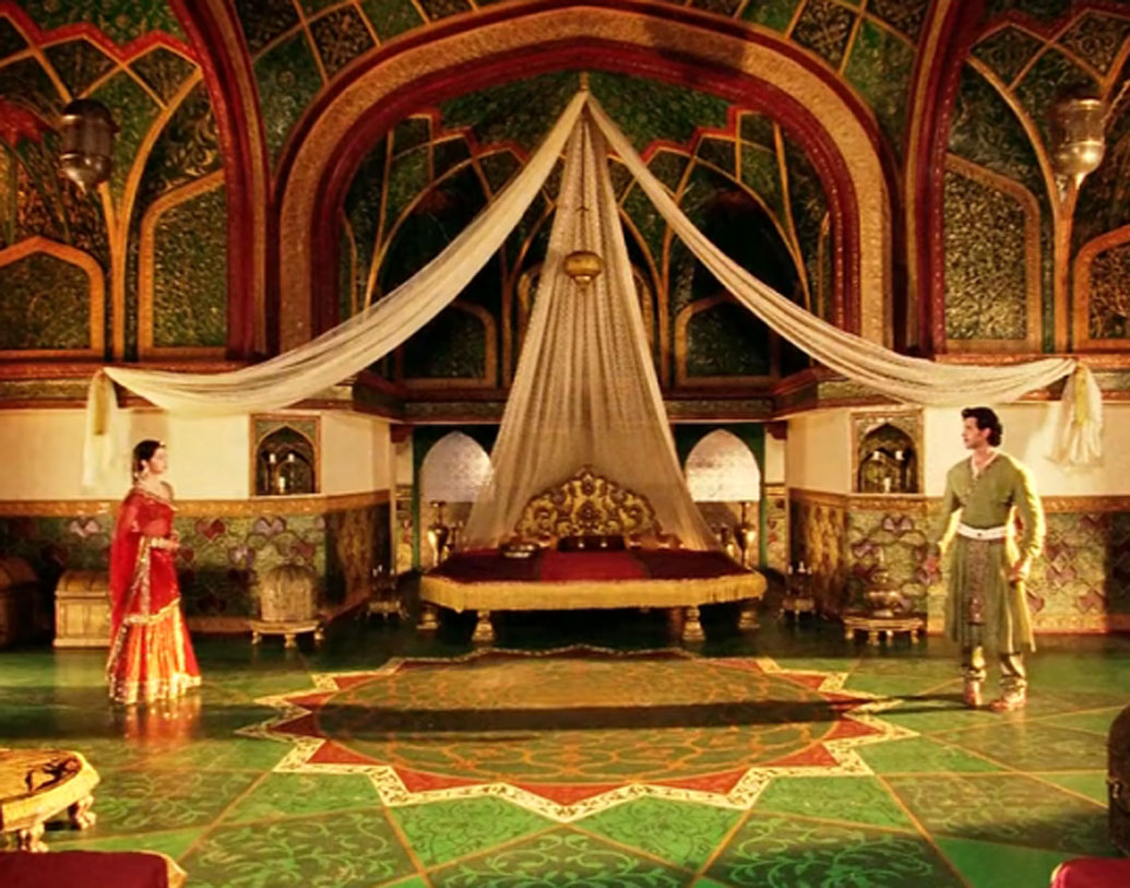 জোধা আকবর: এই ছবিতে হৃত্বিক রোশনের পাশাপাশি আর একটি যে বিষয় মানুষের চোখে লেগেছিল সেটি হল ছবির সেট। নিতীন চন্দ্রকান্ত দেশাই নির্মিত সেই সেটের দরজা আজও মানুষের জন্য খোলা। ৭০ কোটি টাকার কাছাকাছি খরচা হয়েছিল এই সেটটি নির্মাণ করতে।