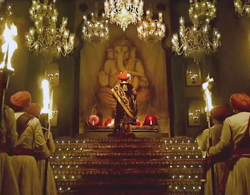 বাজিরাও মস্তানি: আবারও সেই সঞ্জয় লীলা ভন্সালী। তবে ছবিটা হালফিলের ‘বাজীরাও মস্তানি’। শাহু দরবার থেকে শুরু থেকে কাশীবাঈ-এর বাড়ি এই সবই নজর কেড়েছিল দর্শকের।  কাশীবাঈ-এর বাড়িটি তৈরি করতে লেগে গিয়েছিল প্রায় ২৫ দিন। শাহু দরবারেই রনবীর সিংহ পেশোয়া হয়েছিলেন। ৫০ ফুটেরও বড় বড় পিলার রয়েছে এই দরবার। প্রায় ৪০০০ টি আয়না দিয়ে তৈরি আয়না মহল, যার সবই আনা হয়েছিল জয়পুর থেকে। মুঘল-এ-আজম এর শিসমহলের আদলে তৈরি এই আয়না মহল। ১৩ জনেরও বেশি শিল্প নির্দেশকের সম্মিলিত প্রচেষ্টায় দাঁড়িয়েছে ‘বাজিরাও মস্তানি’র পুরো সেট।