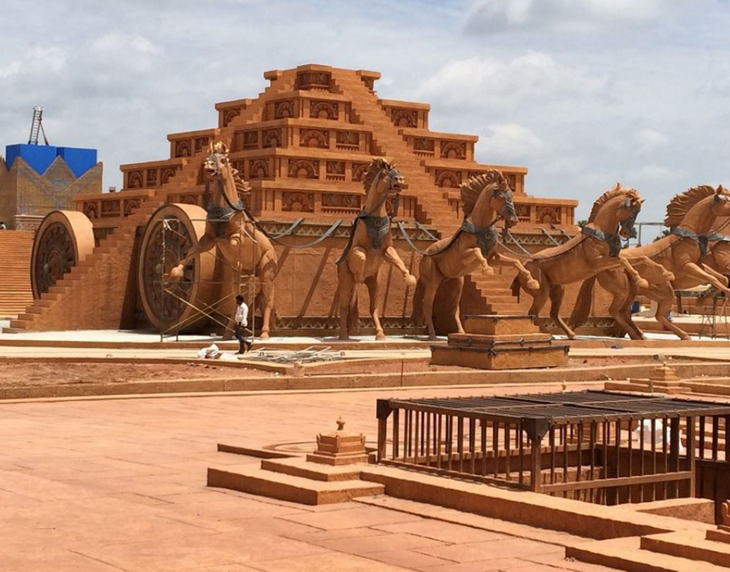 বাহুবলী ২: দ্য কনক্লুশন: মহীশমতীর এই রাজ্য তৈরি করেছেন প্রোডাকশন ডিজাইনার সাবু সিরিল। প্রায় ১৫০০ টিরও বেশি স্কেচ তৈরি করেছিলেন সাবু। হায়দরাবাদের রামোজি ফিল্ম সিটিতে প্রায় ১০০ একর জমিতে তৈরি হয় এই বিশাল সেট। ২০০ জন স্কাল্পচারিস্ট মিলে ৮ হাজার তেজি ওজনের বল্লালদেবের ১২৫ ফুট লম্বা মূর্তিটি নির্মাণ করেছিলেন। মূর্তিটি স্থানচ্যূত করতে ৪টি ক্রেন কমপক্ষে ব্যবহার করতে হয়।