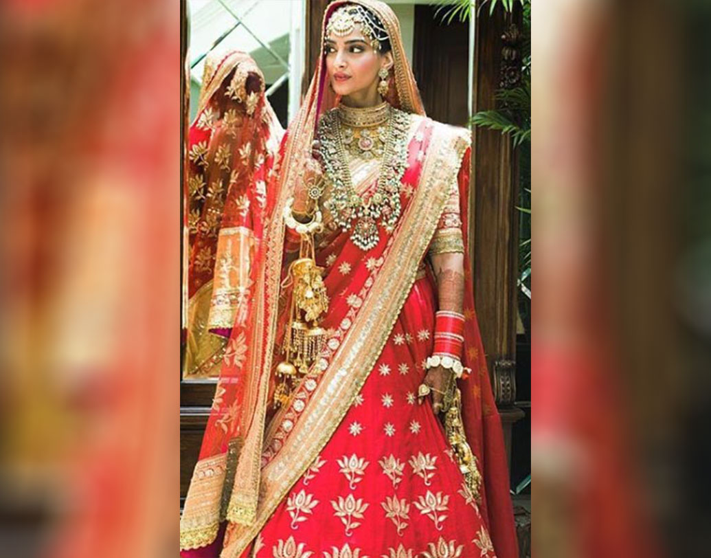 লাল লেহেঙ্গায় ট্র্যাডিশনাল ভাবে সেজেছেন সোনম। কপূর পরিবারের আত্মীয় কবিতা সিংহের বান্দ্রার হেরিটেজ বাংলো রকডেলে বসেছে বিয়ের আসর।