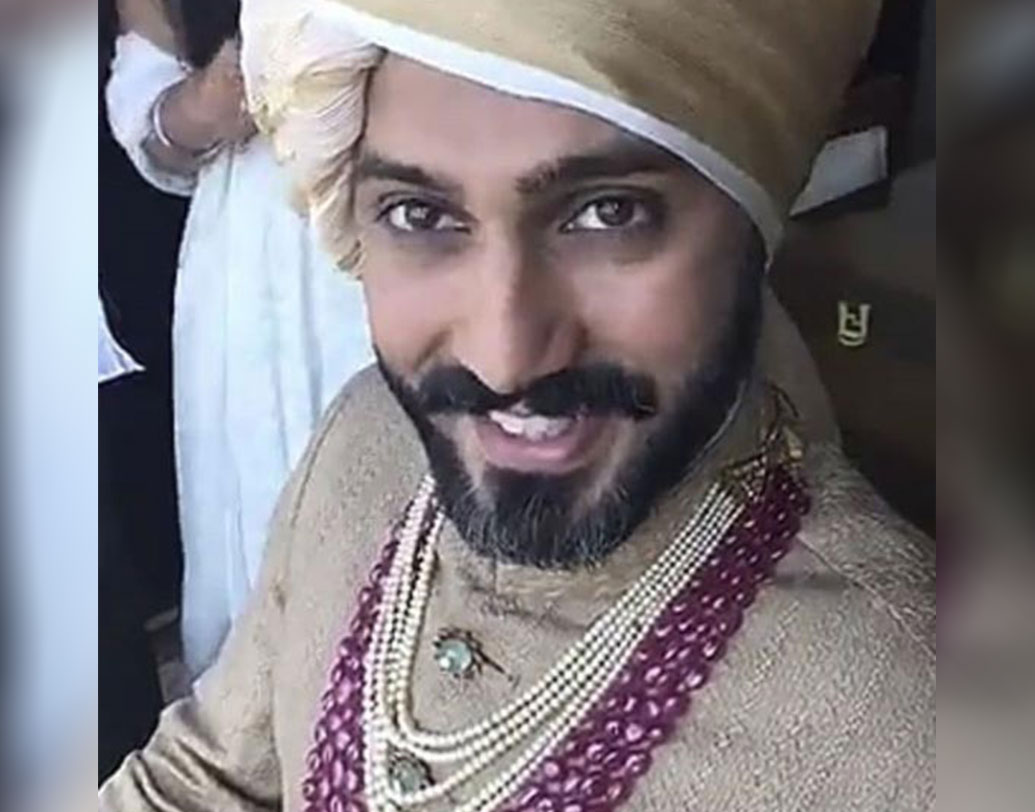 শিখ প্রথা মেনে বিয়ে হবে আনন্দ এবং সোনমের। মঙ্গলবার রাতে মুম্বইয়ের ‘দ্য লীলা হোটেল’-এ দুই পরিবারের তরফ থেকে গ্র্যান্ড রিসেপশনের আয়োজন করা হয়েছে।