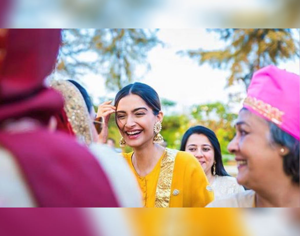 মঙ্গলবার সকালে গায়ে হলুদের অনুষ্ঠানে আত্মীয় এবং বন্ধুদের সঙ্গে সোনম।