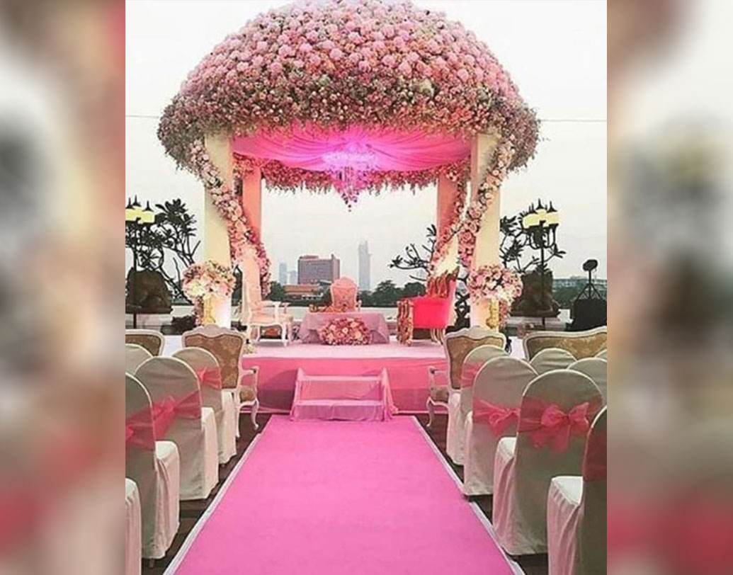 এ ভাবেই সাজানো মঞ্চে বিয়ে করছেন সোনম এবং আনন্দ।