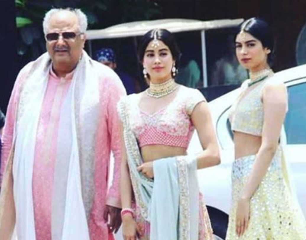 সোনমের বিয়েতে দুই মেয়ে জাহ্নবী এবং খুশিকে নিয়ে সকাল থেকেই হাজির রয়েছেন বনি কপূর।