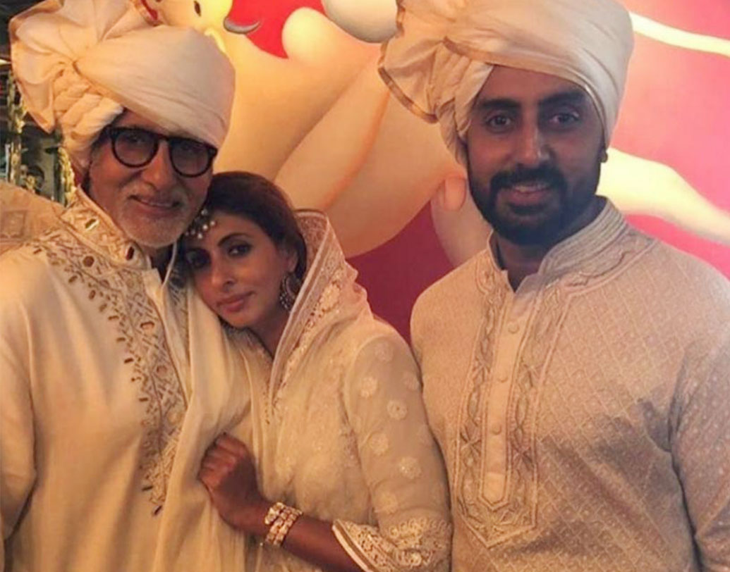 অমিতাভ, শ্বেতা এবং অভিষেক। বচ্চন পরিবারে সাজে ছিল সাদা রঙের ছোঁয়া।