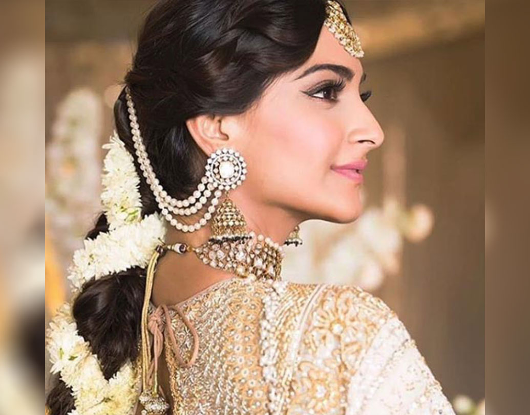 মেহেন্দির অনুষ্ঠানে অনুরাধা ভাকিলের ডিজাইন করা লেহেঙ্গায় সেজেছিলেন সোনম। আর হবু বর আনন্দ আহুজা পরেছিলেন গোলাপি আচকান।