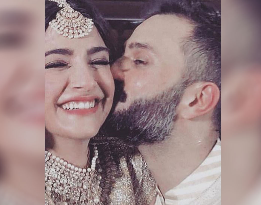 সোমবার রাতে মেহেন্দির অনুষ্ঠানে সোনম-আনন্দ। ঘনিষ্ঠ মুহূর্তে ফ্রেমবন্দি তারকা যুগল।