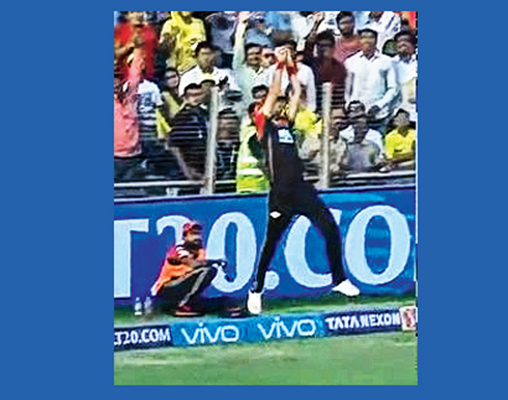 টিম সাউদির ক্যাচ:  পুণেতে চেন্নাইয়ে-র বিরুদ্ধে এ ভাবেই ক্যাচ ধরেন টিম সাউদি। প্রথমে সুরেশ রায়নার বল বাউন্ডারি লাইনে দাঁড়িয়ে লুফে নিয়েছিলেন তিনি।
এই খবরে প্রথমে লেখা হয়েছিল টিম সাউদি আরসিবির বিরুদ্ধে ক্যাচ ধরেছিলেন। আদতে তিনি আরসিবির সদস্য। এই অনিচ্ছাকৃত ভুলের জন্য আমরা দুঃখিত।